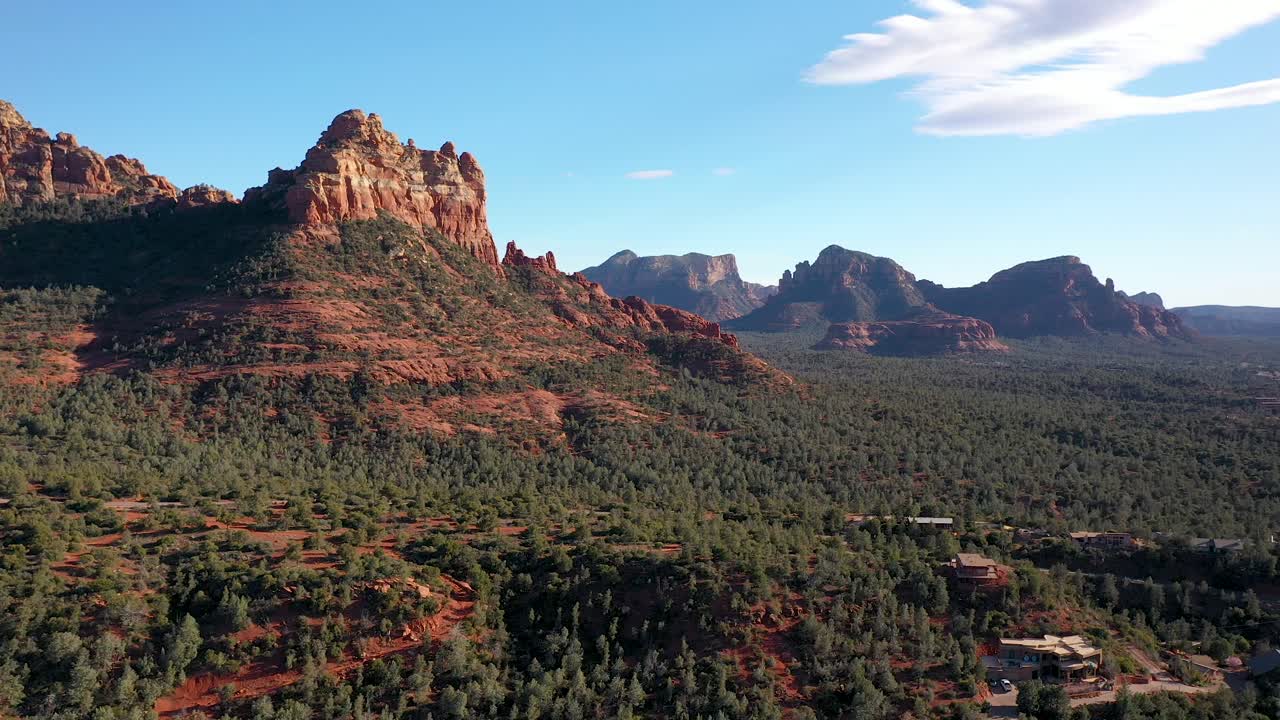 vista aérea de las soleadas colinas del desierto en sedona, arizona