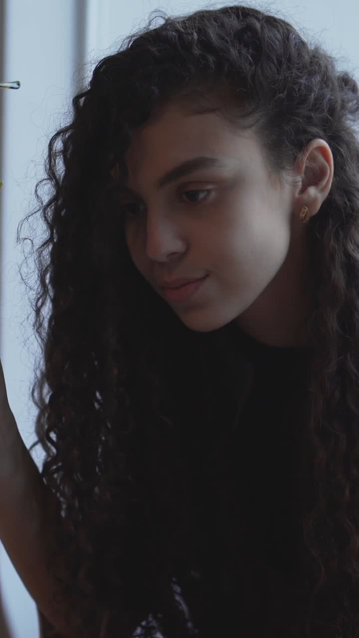 retrato en primer plano de una mujer con el cabello rizado