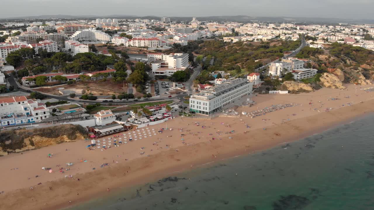 Luftaufnahme, Skyline einer Touristenstadt an der Algarve, Südportugal