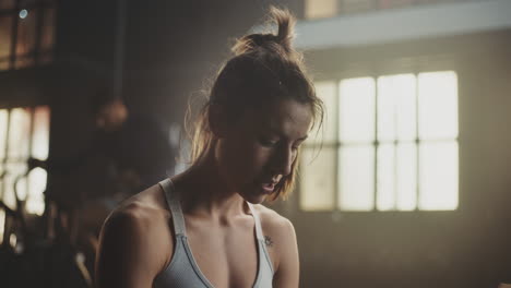 mujer descansando después de hacer ejercicio en el gimnasio
