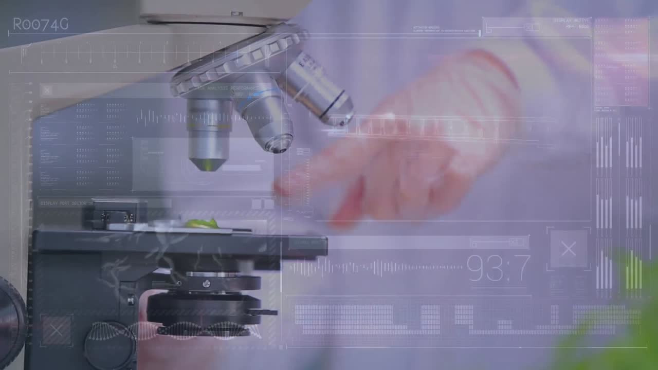 científico usando un microscopio