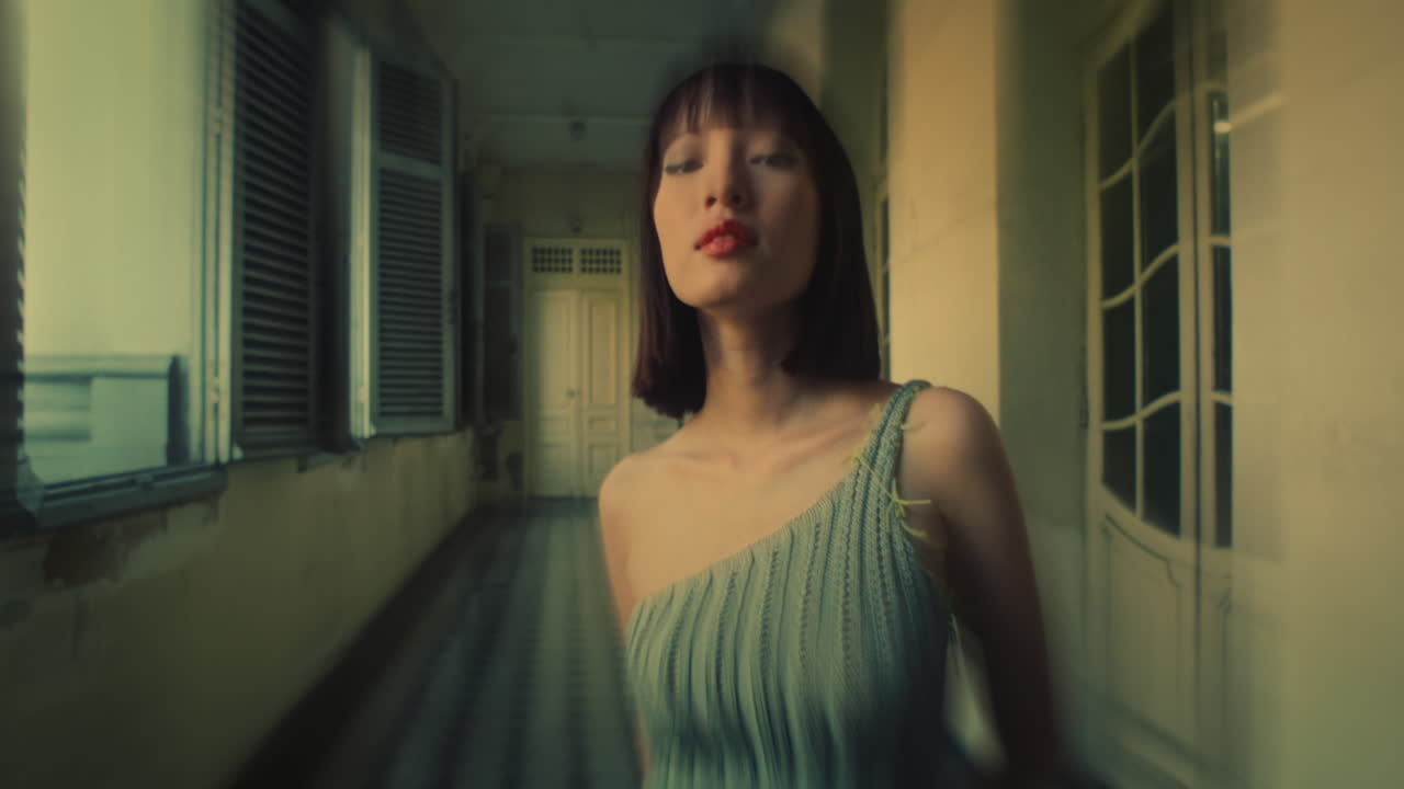 한 어깨 을 입은 아름다운 아시아 패션 모델 - 근접