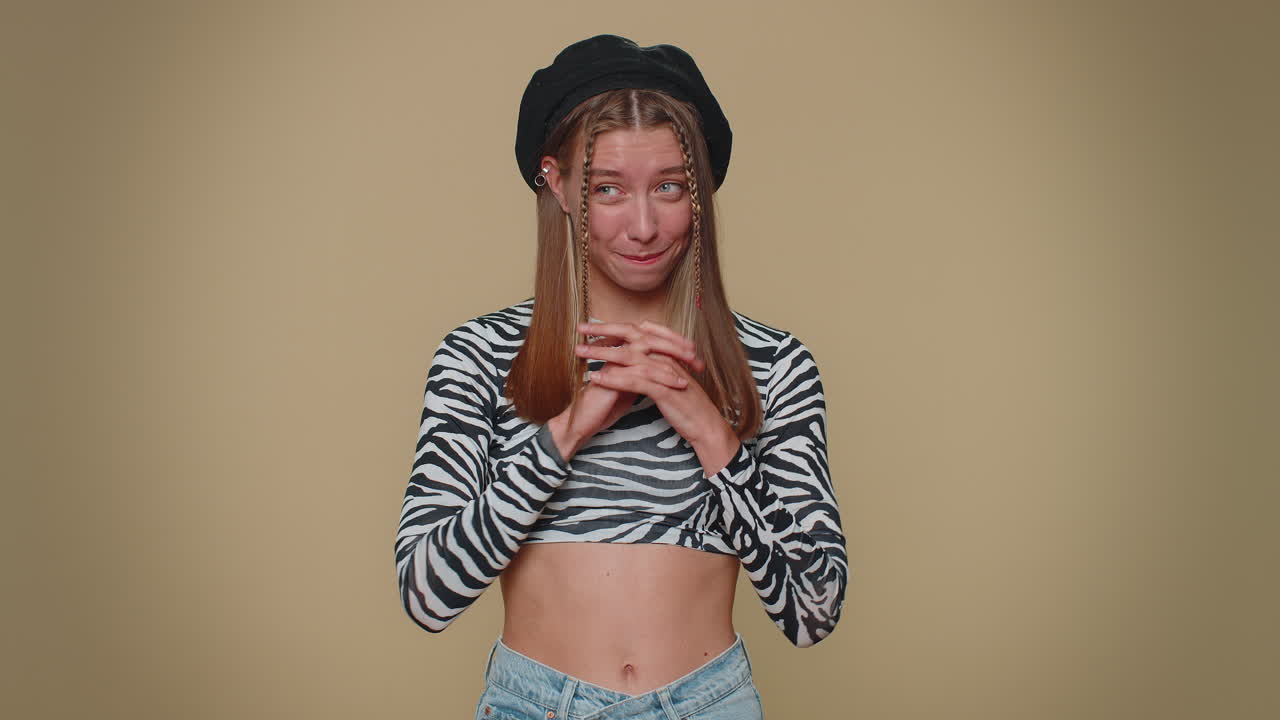 악의적인 계획을 꾸미고, 교활한 악당의 아이디어를 생각하고, 교묘한 속임수, 농담, 장난을