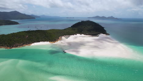 Drohnenaufnahme-Von-Wolkenschatten,-Die-Sich-Am-Strand-Von-Whitehaven-Und-In-Der-Atemberaubenden-Landschaft-Der-Whitsunday-Islands,-Australien,-Bewegen