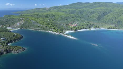 cinematográfico hacia abajo en movimiento 4k clip de drone sobre las aguas azules tropicales de toroni en chalkidiki