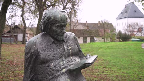 Famoso-Compositor-Húngaro,-Estatua-Del-Músico-Zoltan-Kodaly-En-Nyirbator,-Hungría,-Grabada-Con-Una-Sony-Alpha-A7-II-En-4k