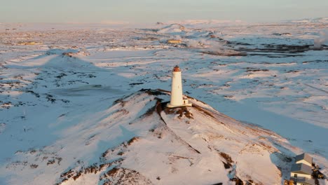 faro de reykjanesviti en invierno cubierto de nieve, islandia, aéreo