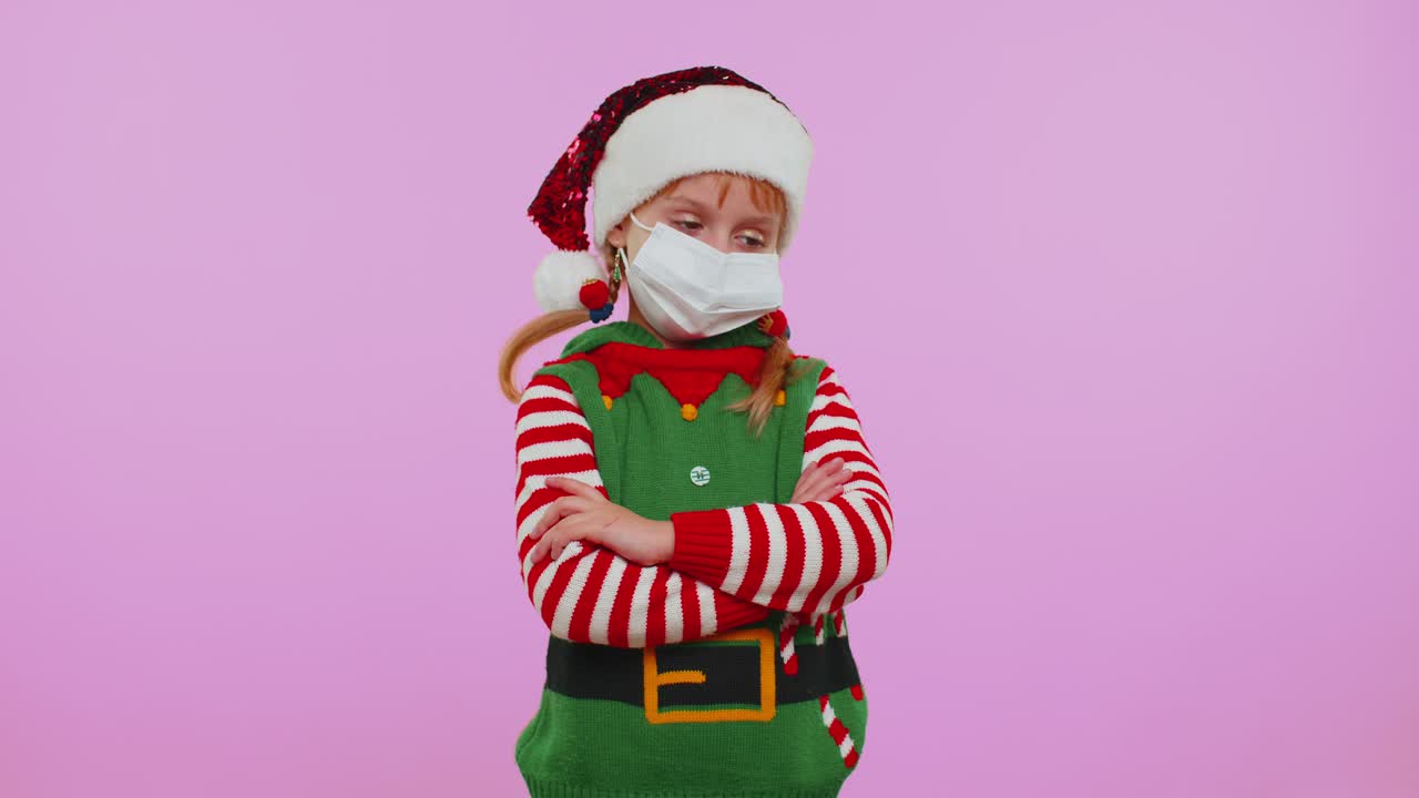 Dívka, Vánoce, Santa Claus, elf v obličejové masce, OOPP pro ochranu před koronavirem v karanténě