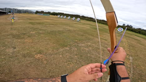 Pov-Un-Arquero-Coloca-Una-Flecha-En-Su-Arco-Y-La-Dispara-A-Un-Blanco-De-Tiro-Con-Arco