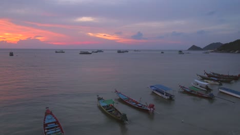 Resplandor-Dorado-Del-Atardecer-En-Los-Barcos