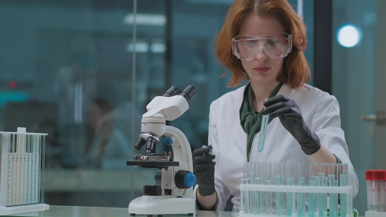 mujer está trabajando en un laboratorio químico probando productos químicos por microscopio laboratorio científico para experimentar e investigar retrato de experta femenina