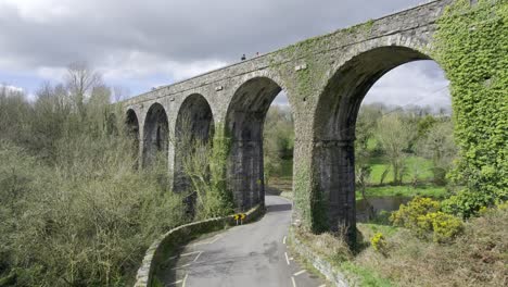 워터포드 그린웨이 (waterford greenway) 의 다리 에서 내려다보는 풍경을 감상 하는 사이클리스트 들