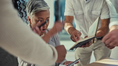 estrés, velocidad y caos con una mujer de negocios