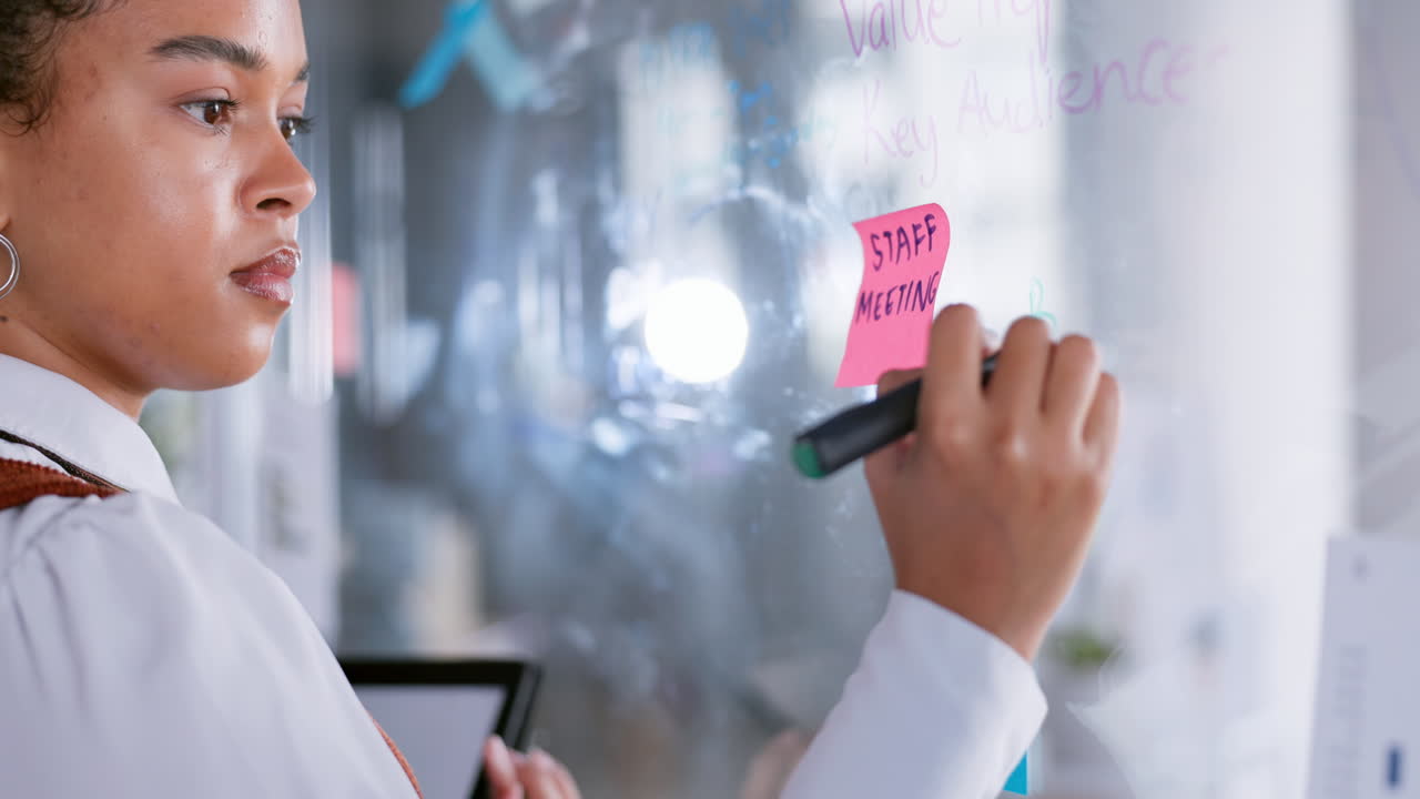 기획, 브레인스토밍 및 비즈니스 여성 글쓰기