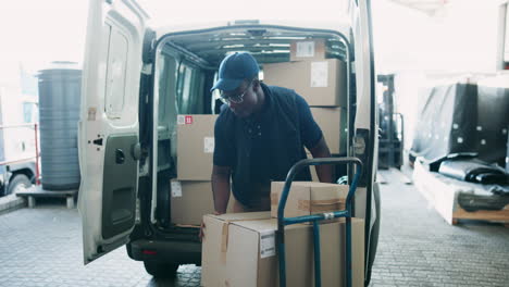 hombre de entrega cargando cajas en un camión