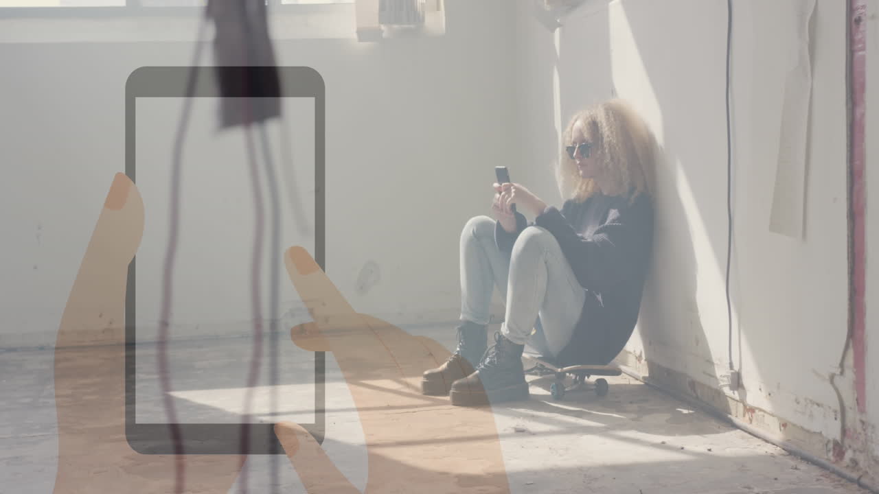 스마트폰을 사용하는 백인 여성 위에 음성 거품이 있는 스마트폰 아이콘의 애니메이션