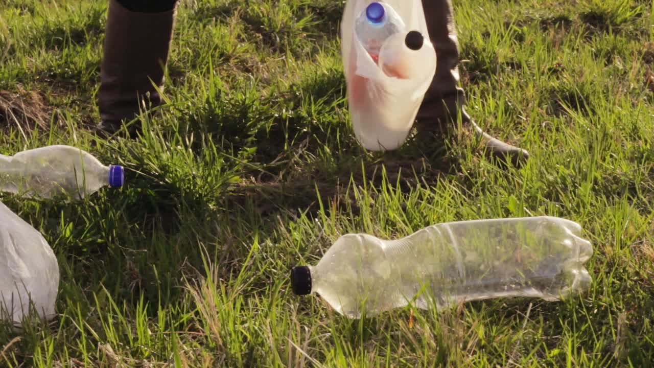 빈 물병을 손으로 집어 가방에 넣고, 잔디 공원에 쓰레기를 놓고, 청소 환경, 마감일