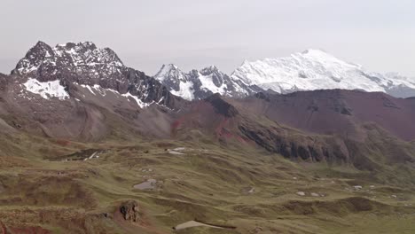 tiro de dron de una montaña nevada