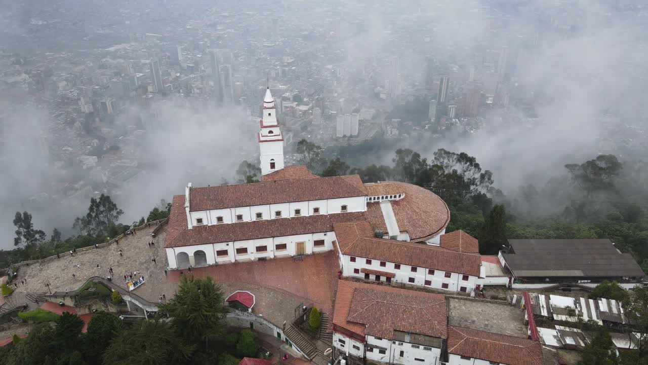 toma aerea del cerro de monserrate en bogota colombia