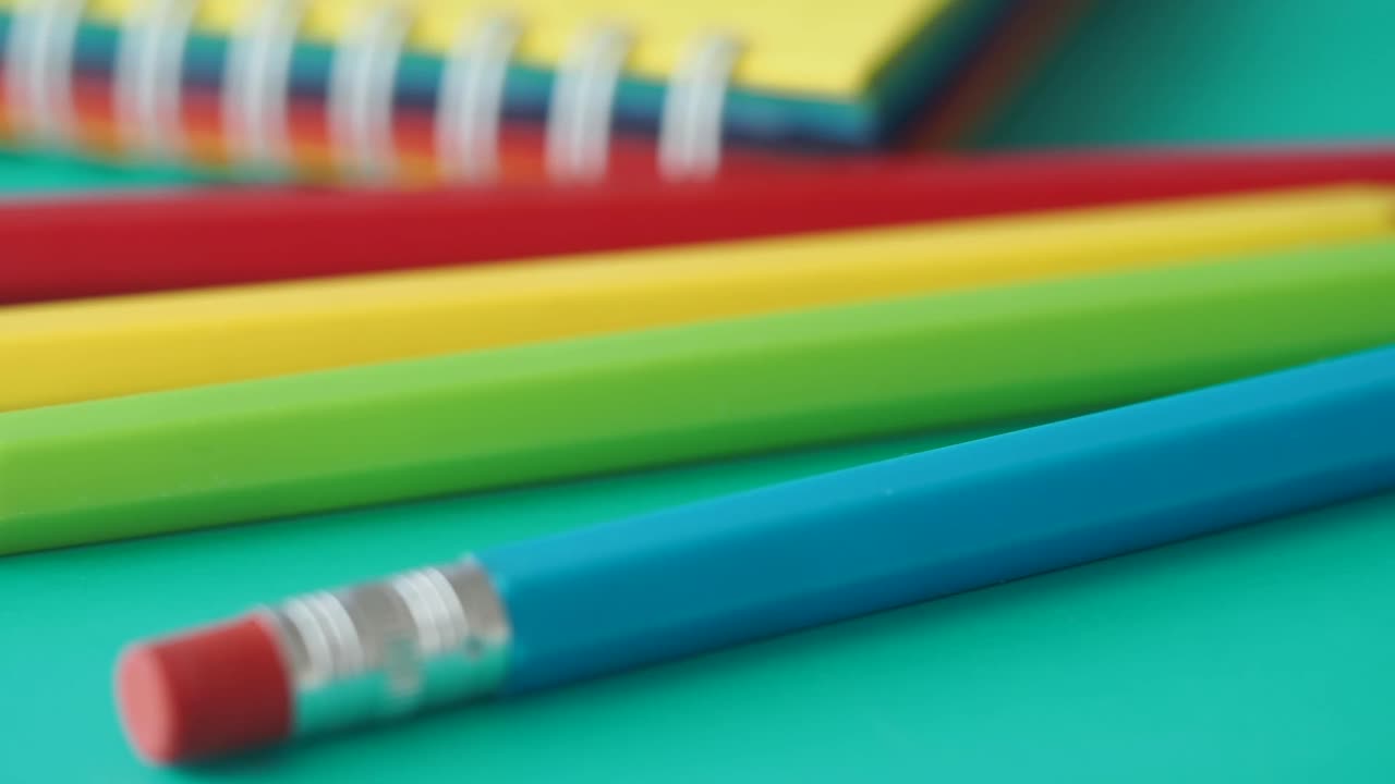 lápices y cuadernos de colores