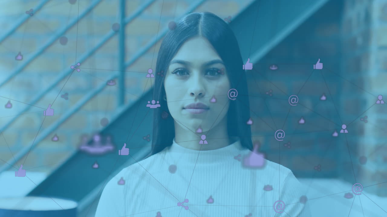 animación de la red de conexiones con iconos sobre empresaria biracial en la oficina