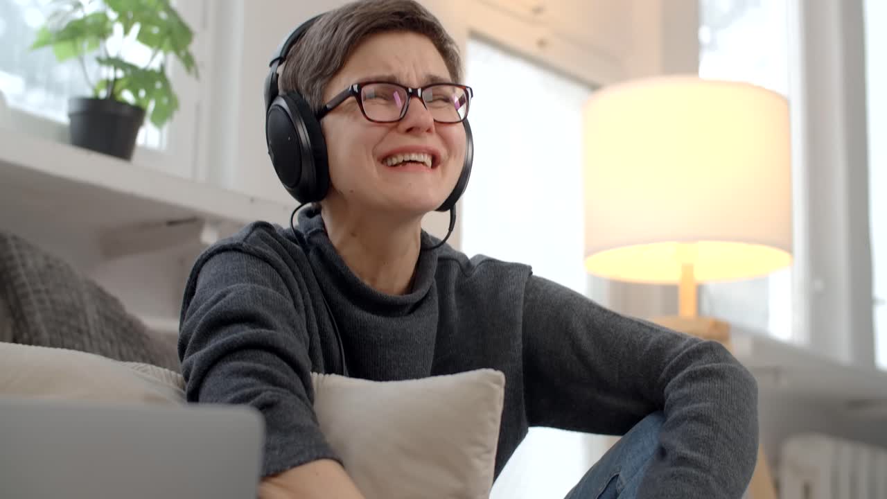 집에서 음악을 듣는 여자