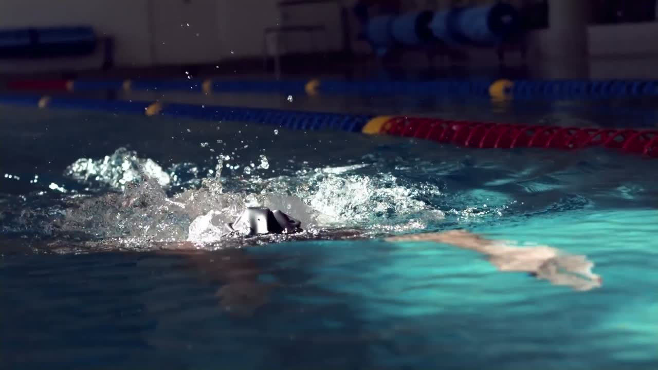 수영장에서 수영하는 체력 있는 남자