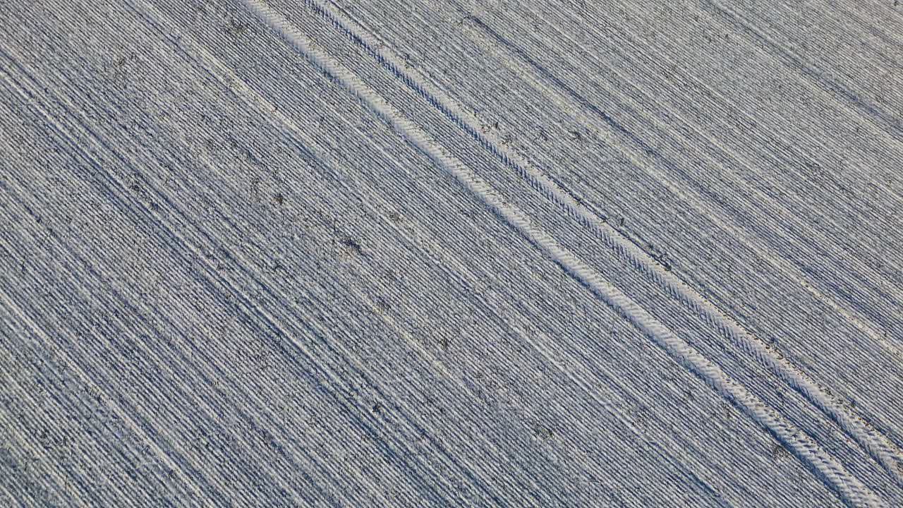 새벽에 얼어붙은 농경지 패턴의 공중 질감