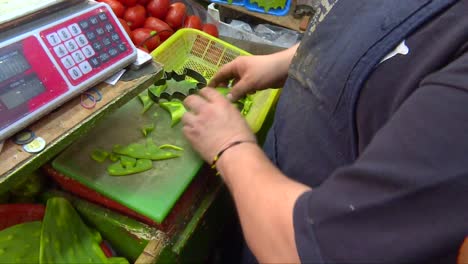 Arbeiter-Schneidet-Kakteen-Auf-Einem-Markt-In-Mexiko