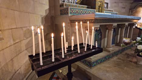 vista de cerca de algunas velas cerca del altar en l'abbaye-aux-hommes, caen, francia