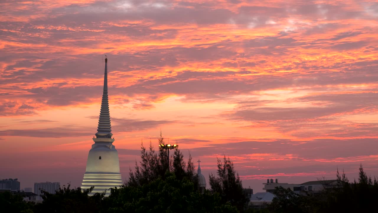 Timelapse beautiful sunset scene with dramatic colourful clouds, Bangkok Thailand.