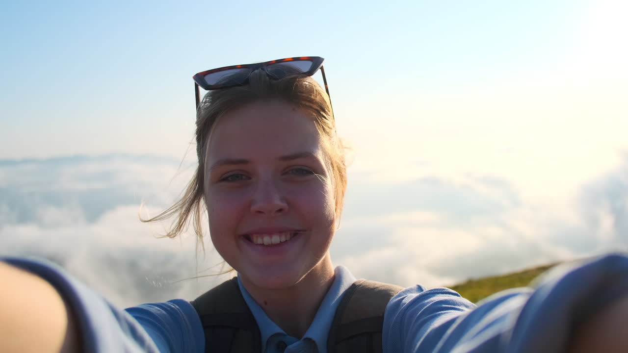 selfie de mujer feliz en la cima de la montaña