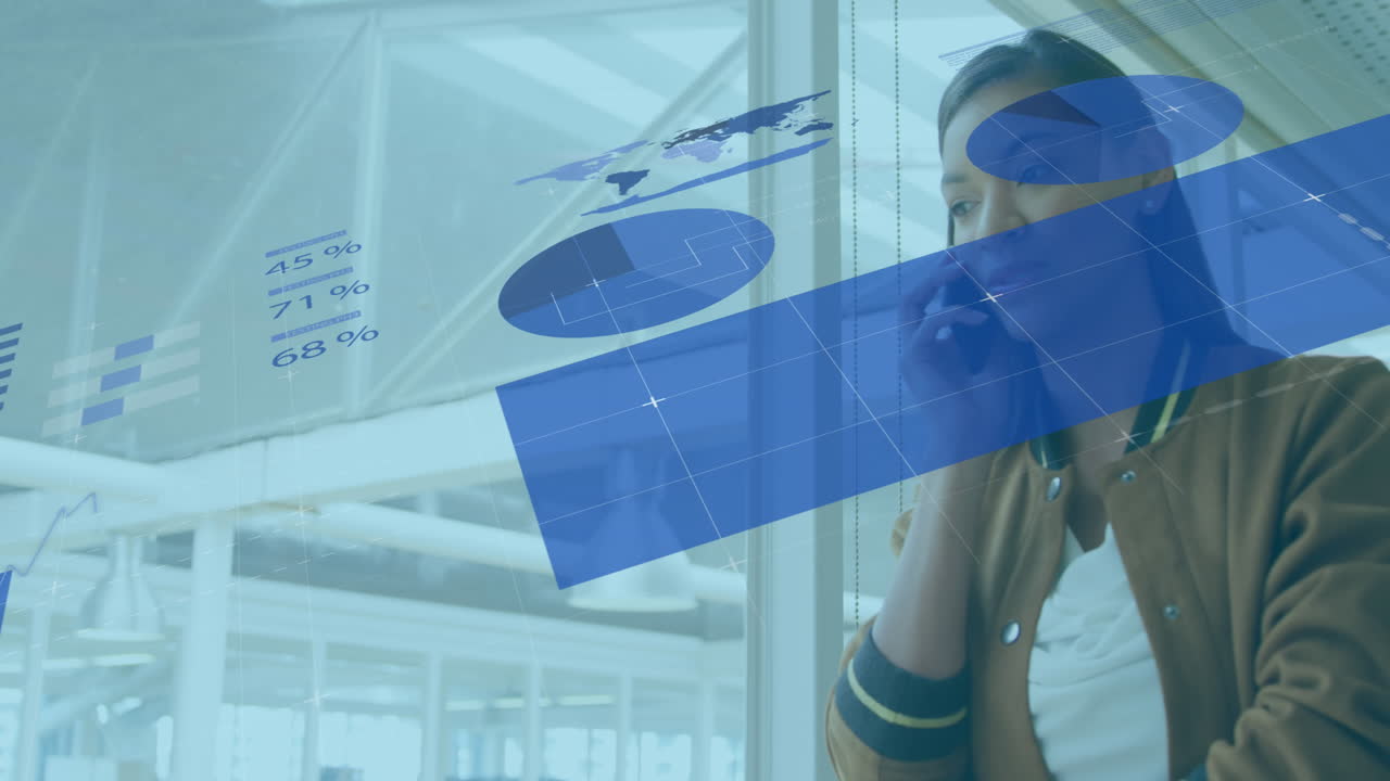 사무실에서 두 인종의 사업가에 대한 금융 데이터 처리의 애니메이션