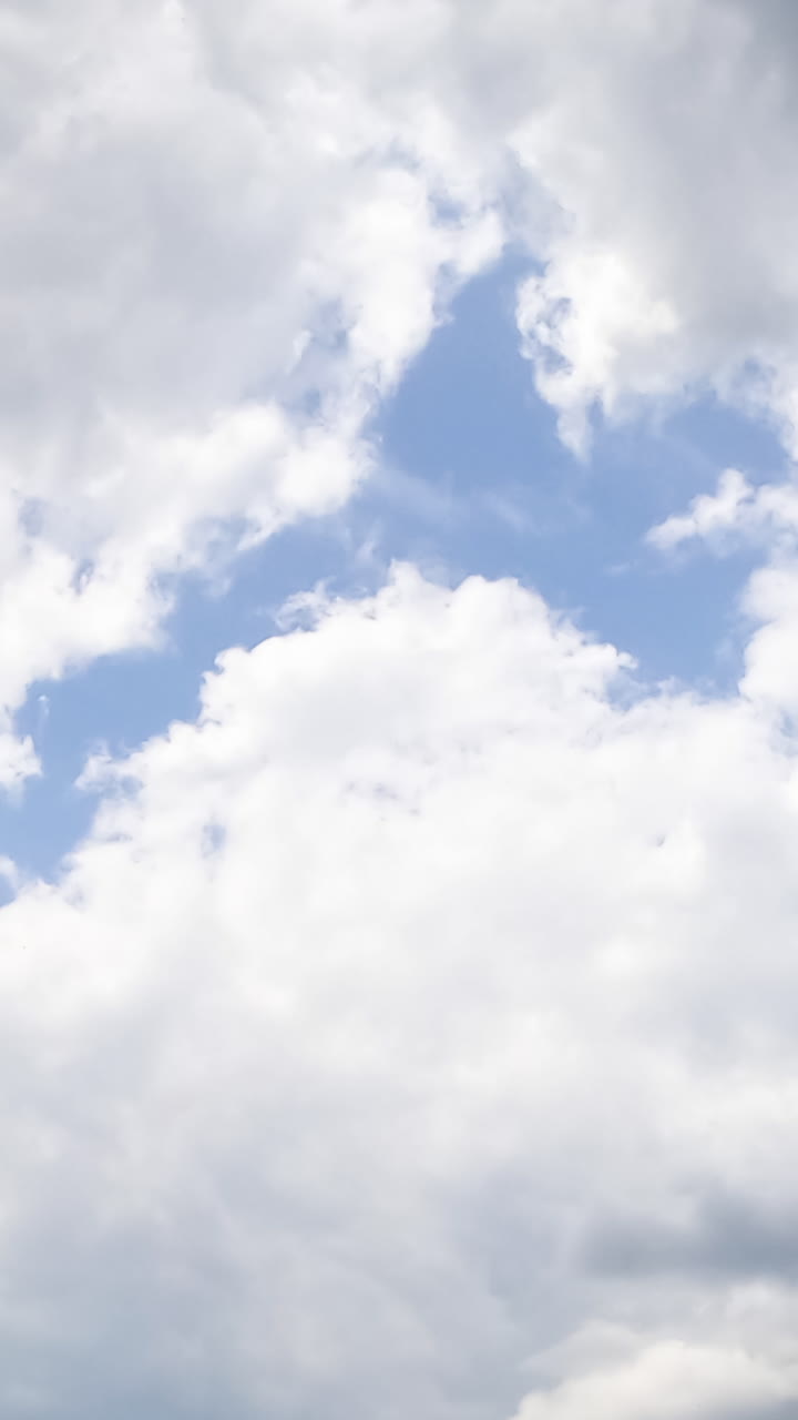 Accumulo di nuvole piovose nel cielo. Formazione drammatica di cielo nuvoloso. Vista dal basso. Timelapse