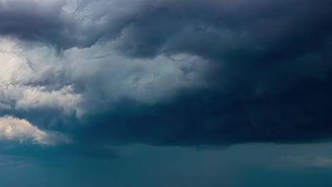 Una-Toma-De-Lapso-De-Tiempo-De-Un-Cielo-Cambiante-Con-Un-Viento-Cortante-Y-Un-Cielo-Sombrío-Y-Nublado