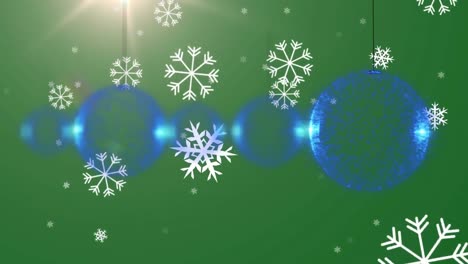 Animation-Der-Weihnachtlichen-Dekoration-Mit-Blauen-Kugeln-über-Schnee,-Der-Auf-Grünen-Hintergrund-Fällt