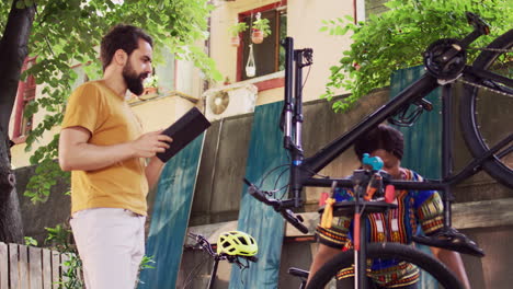 couple utilizing device for bike repair