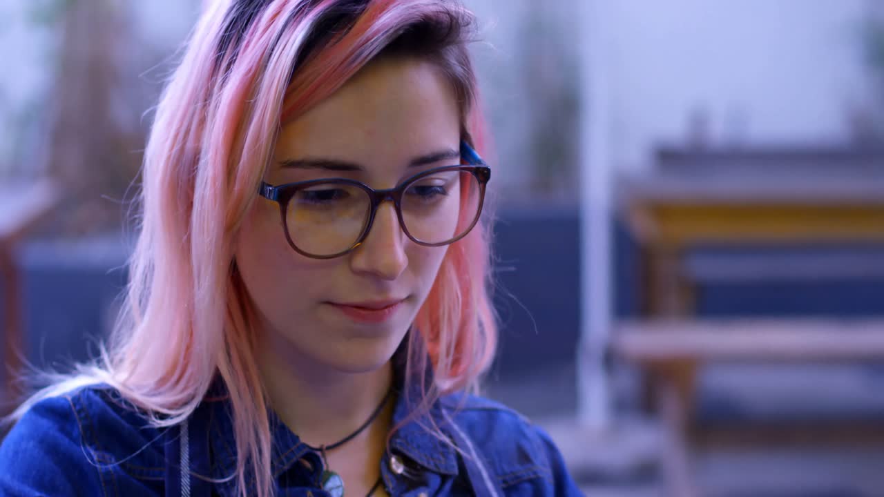 propietaria que trabaja en el café 4k