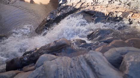 Caída-De-Agua-En-Cámara-Lenta-Dentro-De-Un-Cañón-Cerca-Del-Desierto-De-San-Pedro-De-Atacama,-Norte-De-Chile,-Sudamérica