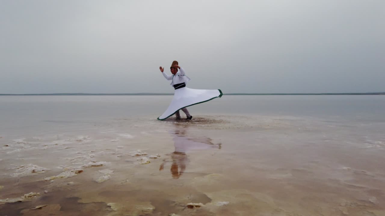 해가 지고 바다에서 회전하는 수피 (sufi whirling) 는 수피들 사이에서 유래한 사마 또는 신체적으로 활동적인 명상의 한 형태이다.