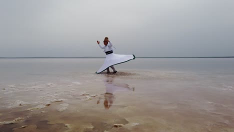 el atardecer y girar en el mar, sufi. el girar sufi (turco: semazen) es una forma de sama o meditación físicamente activa que se originó entre los sufis. 4k