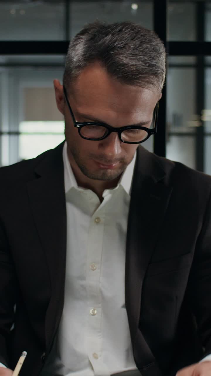 hombre de negocios trabajando en una computadora portátil en la oficina