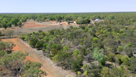 Drohnenaufnahme-Von-Strukturen-Auf-Einer-Ländlichen-Farm-Im-Australischen-Outback