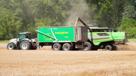 Combine-harvester-unloads-grain-tank-while-driving