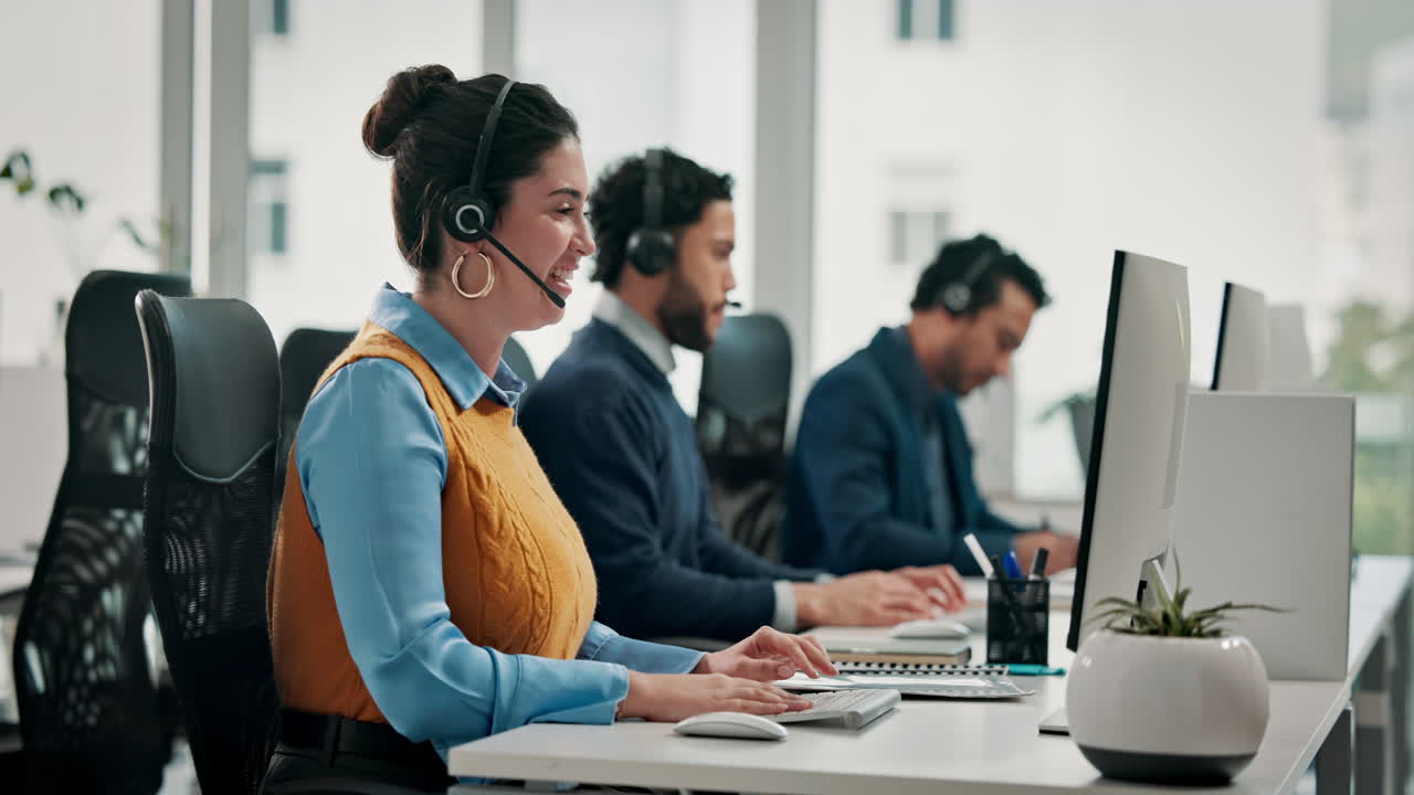 Operatore del servizio clienti al lavoro in un affollato ufficio di call center
