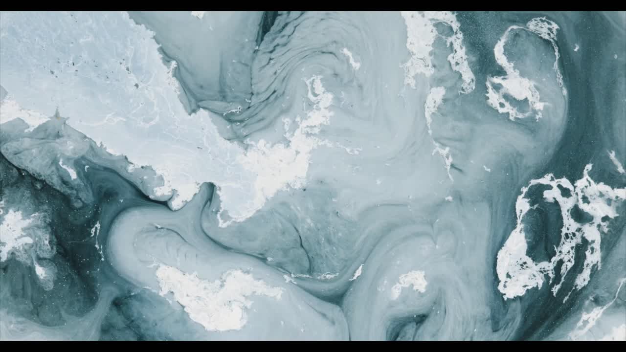 Abstrakter, wirbelnder Hintergrund mit Textur aus blau-weißer Flüssigtinte
