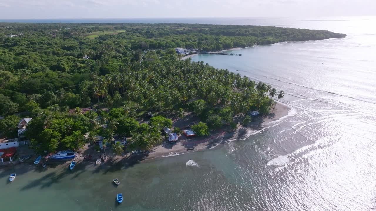 reflejos de la luz del sol en la superficie del mar en la playa de palenque, san cristobal en republica dominicana