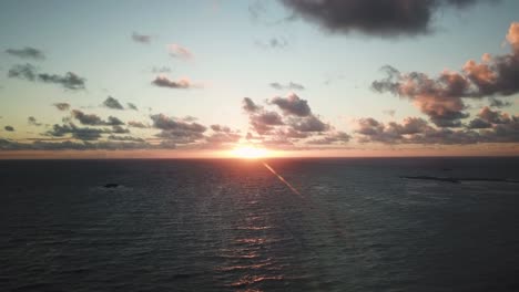 un dron disparó muy alto y voló hacia un amanecer hawaiano muy colorido frente a la costa norte de oahu, hawaii