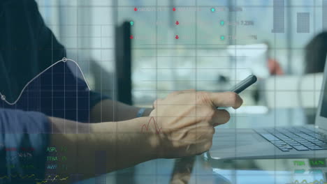 animación de diagramas y mercado de valores sobre empresario caucásico usando teléfono inteligente en la oficina