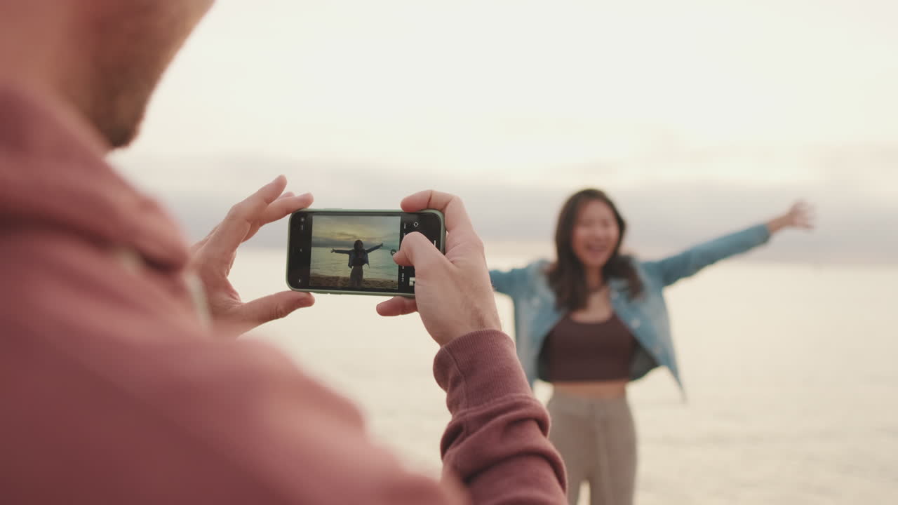 Mujer posando en la playa